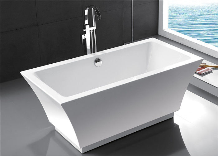 Fashionable Indoor Small Freestanding Bathtub , Oval Soaking Tub For 1 Person supplier